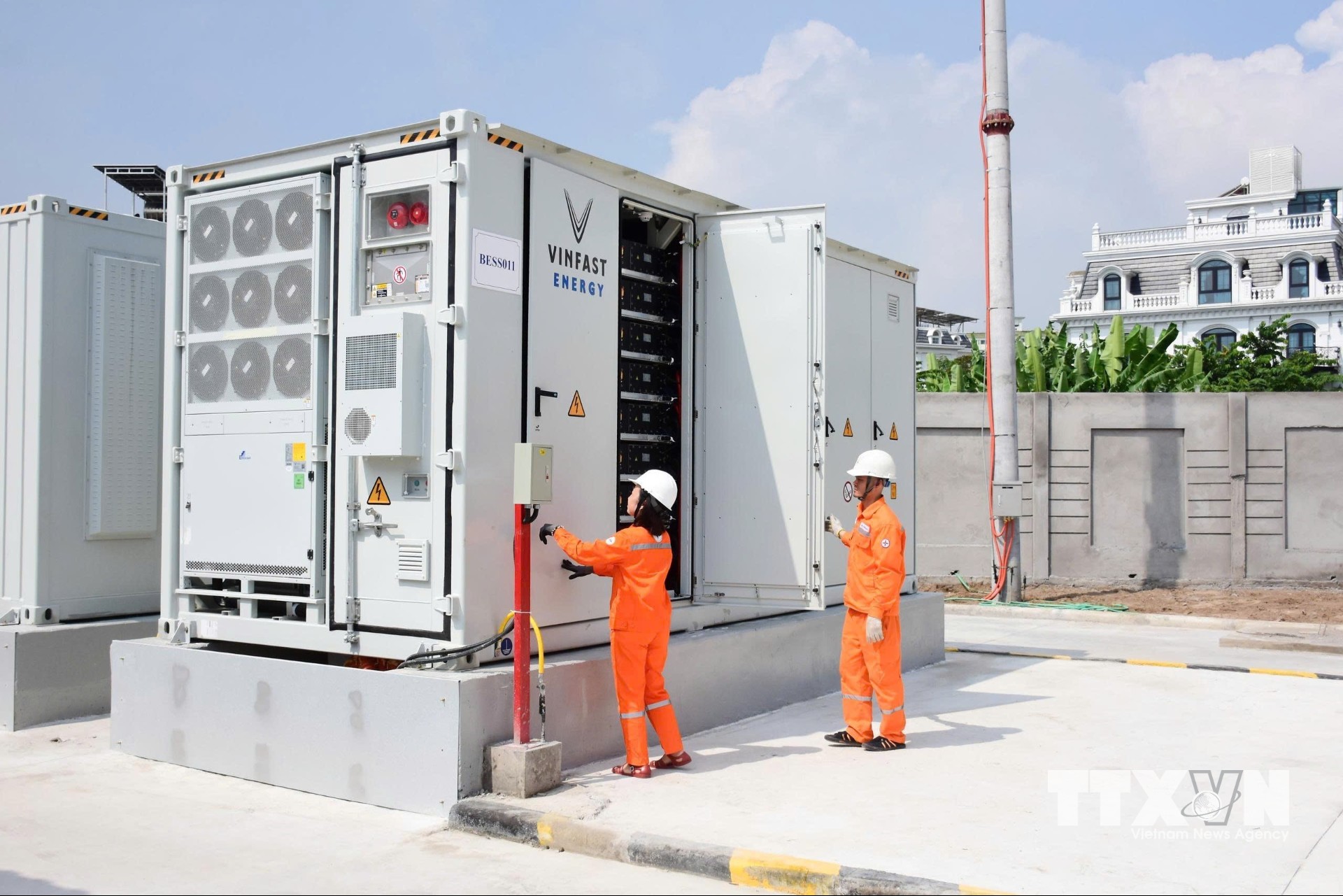 Công nhân EVNHANOI kiểm tra hệ thống lưu trữ năng lượng. (Ảnh: Quốc Lũy/TTXVN)